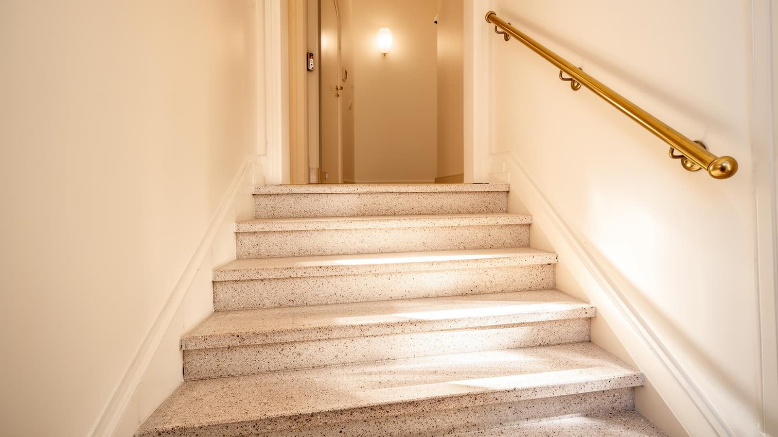Rent och ljust trapphus i Stockholms innerstad